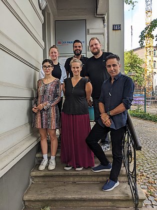 Das Team der Fachberatung und Ervanur Yilmaz im Eingangsbereich des Paritätischen Bochum
