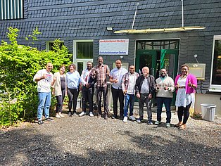 Teilnehmende vor den Räumlichkeiten des Alevitischen Kulturzentrums Oberberg