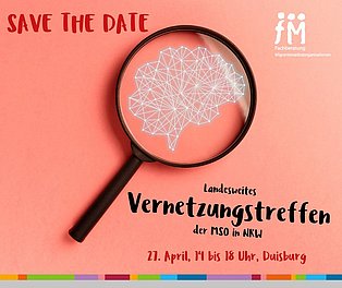 Lupe gerichtet auf Netz, Text: SAVE THE DATE, Landesweites Vernetzungstreffen der MSO in NRW, 27. April, 14 bis 18 Uhr in Duisburg