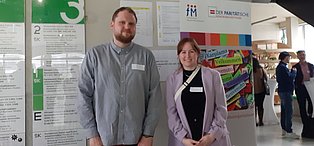 David Kornad und Kathrin Mönig am Infostand der Fachberatung MSO