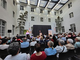 Publikum der Preisverleihung vor der Bühne